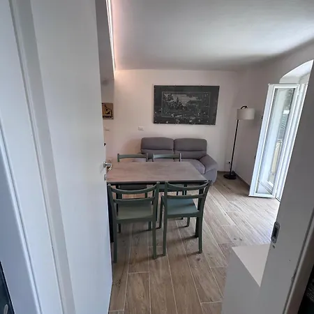 Kiwi In The Historic Center With A Small Terrace Appartamento *